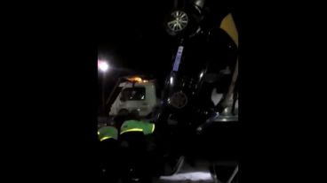 El momento en que sacan el taxi del pozo.