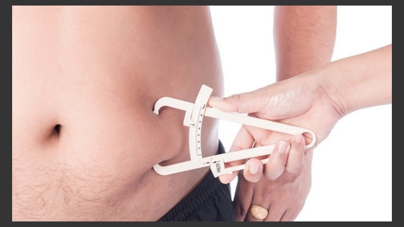 No dormir lo suficiente, no cenar adecuadamente y no ingerir lípidos; tres de los errores más comunes a la hora de bajar del porcentaje de grasa corporal.