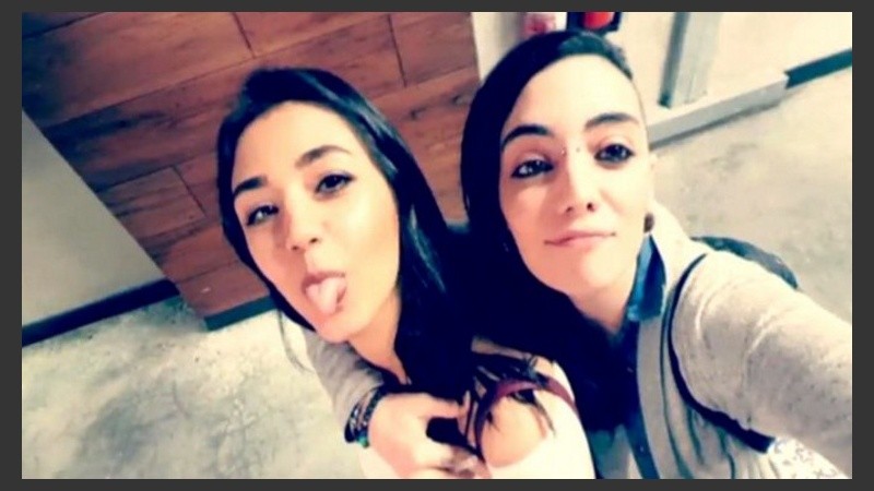 La chica se comunicó con su familia. 