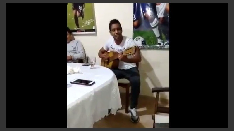 El Negro Figueroa en plena inspiración musical. 