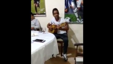 El Negro Figueroa en plena inspiración musical.