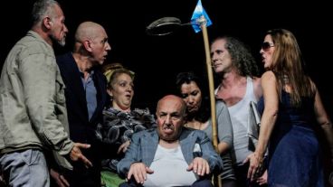 “Esperando...” aborda el abandono de las personas mayores y el rechazo por la diferencia de clase, entre otros tópicos.