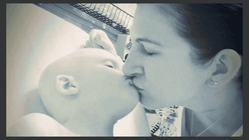 La madre se despide de su hijo antes de morir.