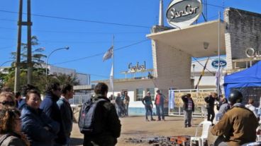 El acampe de trabajadores de Sancor.