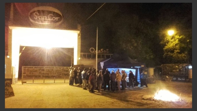 El acampe comenzó el miércoles a la medianoche y continúa.