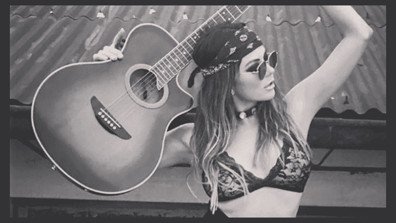 La modelo se despachó contra el actor chileno.