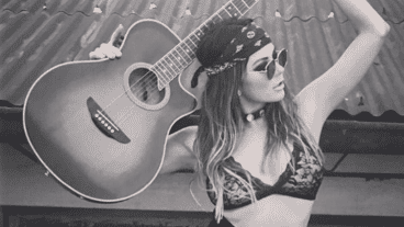 La modelo se despachó contra el actor chileno.