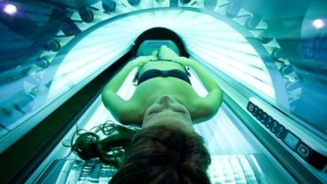 Las radiaciones ultravioletas A, que irradia la cama solar, penetran en la dermis profunda y tienen un efecto carcinogénico importante.