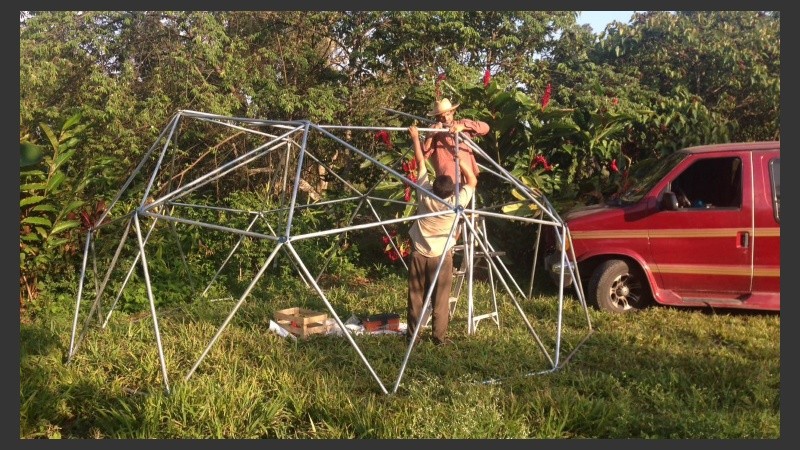 La estucutura del domo se puede hacer con caños de metal, madera o bambú. 