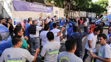 Manifestación de Camioneros en calle San Lorenzo frente a Gobernación.