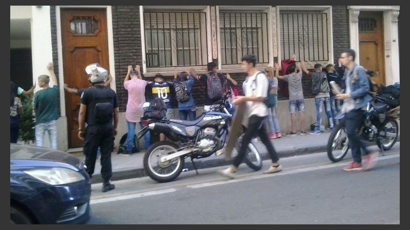 Contra la pared. El momento de la detención en Entre Ríos al 400.