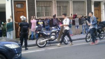 Contra la pared. El momento de la detención en Entre Ríos al 400.