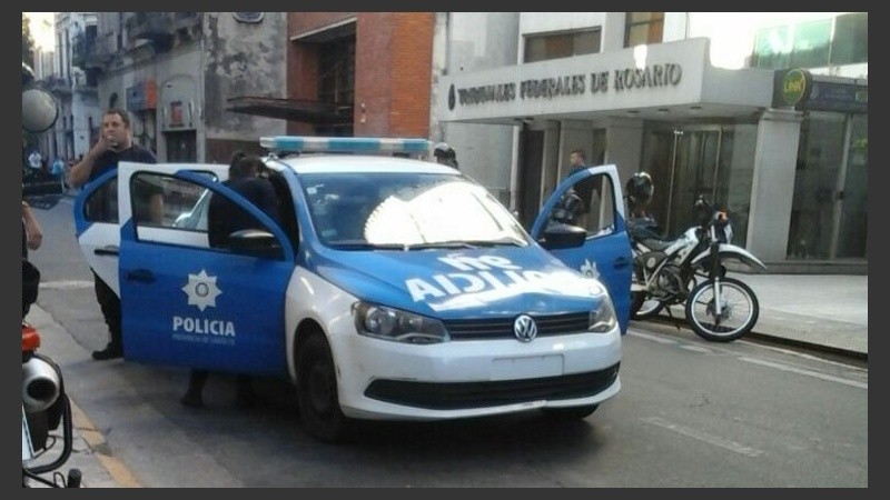 El patrullero que arribó al lugar por las supuestas denuncias de una pelea.