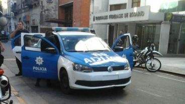 El patrullero que arribó al lugar por las supuestas denuncias de una pelea.