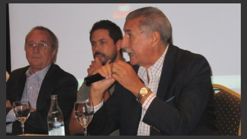 Fuerte cruce entre Broglia y Giammaría en la asamblea de la Rosarina. 