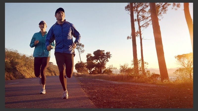 Salir a correr mejora la masa muscular y también previene enfermedades cardíacas y metabólicas.