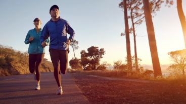 Salir a correr mejora la masa muscular y también previene enfermedades cardíacas y metabólicas.