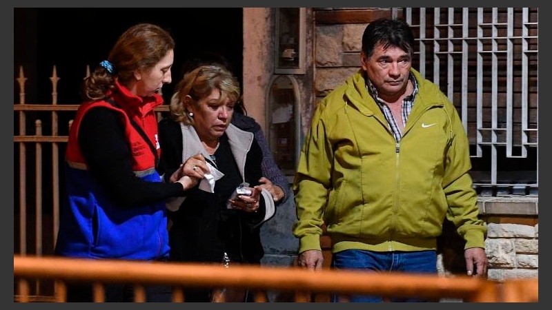 Mónica Ferreyra y Ricardo Fulles, padres de Araceli, llegaban a la casa velatoria para despedir los restos de la joven asesinada.