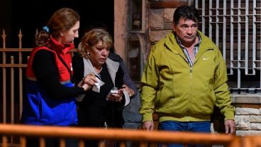 Mónica Ferreyra y Ricardo Fulles, padres de Araceli, llegaban a la casa velatoria para despedir los restos de la joven asesinada.