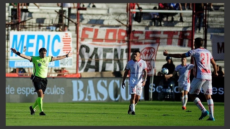 El árbitro detuvo el juego ocho minutos en el primer tiempo.