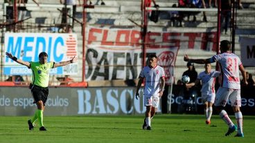 El árbitro detuvo el juego ocho minutos en el primer tiempo.