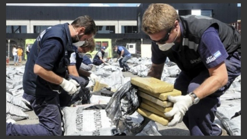 La banda transportó cocaína en contenedores de carbón vegetal.