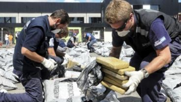 La banda transportó cocaína en contenedores de carbón vegetal.