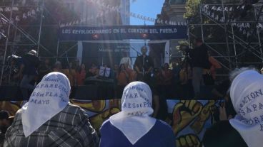 Emotivo acto por los 40 años de las Madres de Plaza de Mayo.