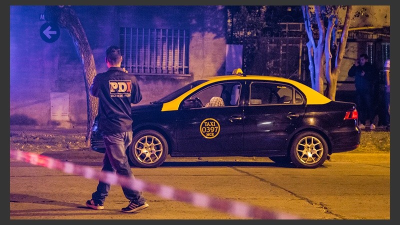 La escena del crimen con el taxista todavía dentro del auto. 