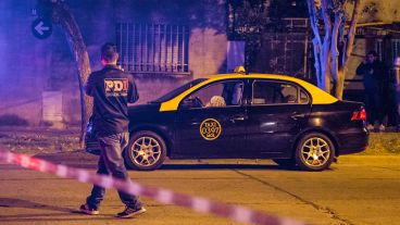 La escena del crimen con el taxista todavía dentro del auto.