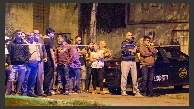 Taxistas y curiosos llegaron al lugar tras enterarse de lo sucedido.