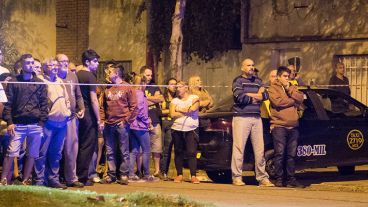 Taxistas y curiosos llegaron al lugar tras enterarse de lo sucedido.