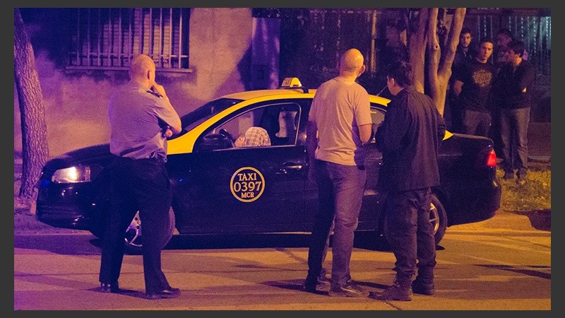 El cuerpo de la víctima en el interior del vehículo. La PDI trabajó en el lugar. 