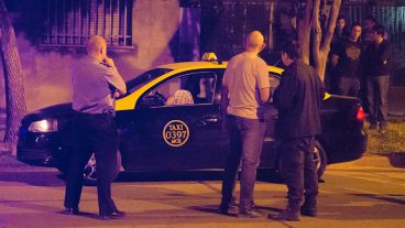 El cuerpo de la víctima en el interior del vehículo. La PDI trabajó en el lugar.