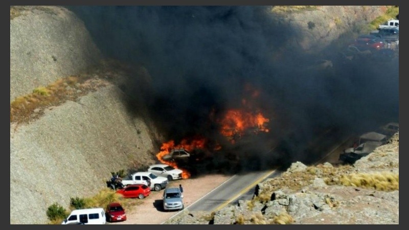 El impresionante incendio de los vehículos. 