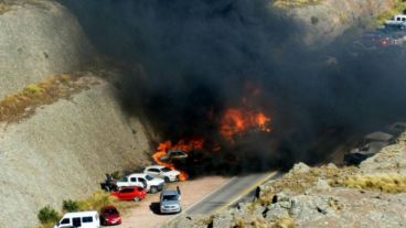 El impresionante incendio de los vehículos.