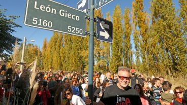 León Gieco en su calle.