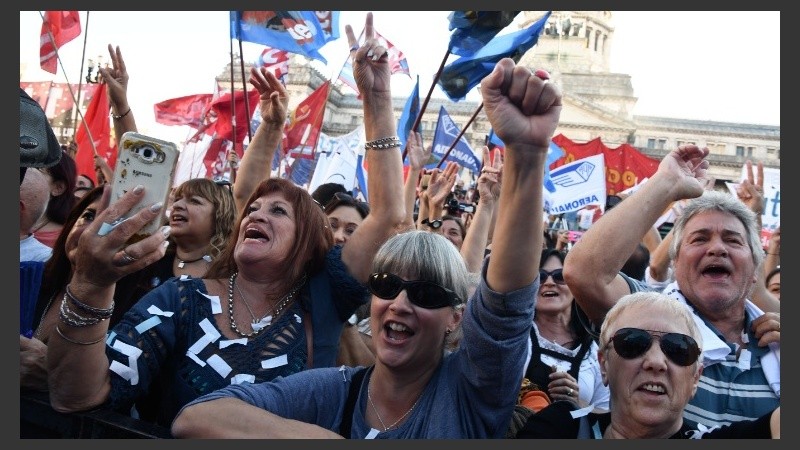 El acto fue en la carpa docente sobre la Plaza de los dos Congresos.
