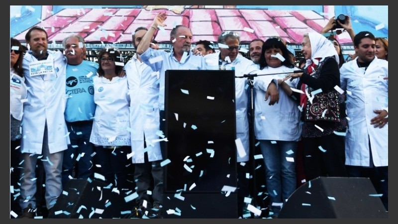 El acto fue en la carpa docente sobre la Plaza de los dos Congresos.