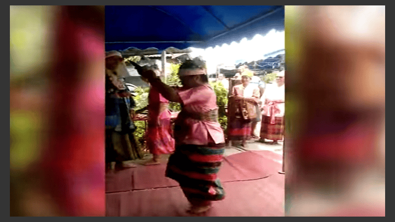 El gurú se clavó una espada en el corazón y a la pocas horas murió.