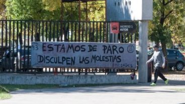 Newell's volvió al paro, esta vez por el despido de tres trabajadores.