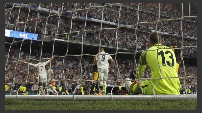 Oblak sufre en el piso uno de los tres gritos de Ronaldo.