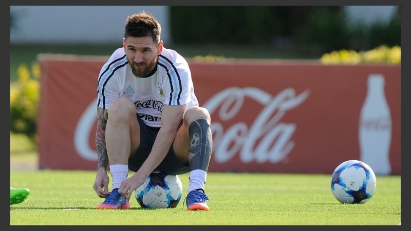 Por ahora, el crack rosarino debe cumplir tres partidos más.