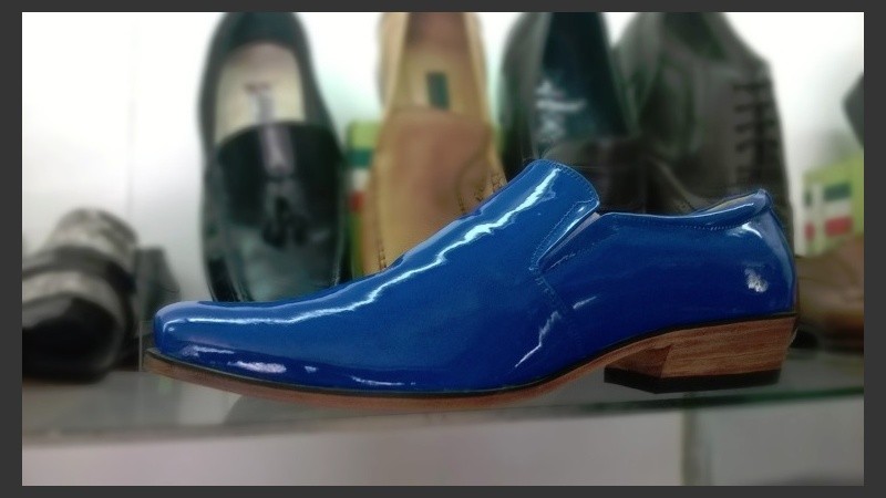 Una banda robó todos los zapatos exhibidos de un local.