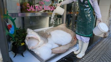 A cada rato los empleados de la pescadería le echan hielo para mantenerlo en estado.