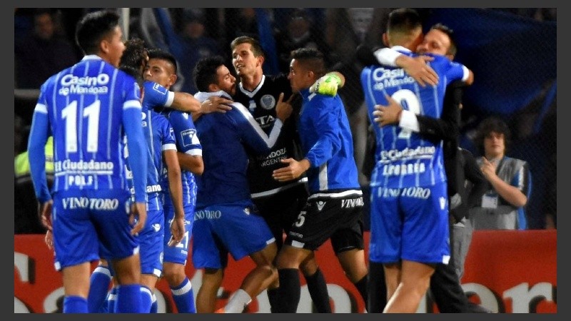 Bernardi, entre los abrazos del final.