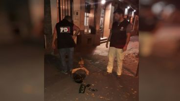 El estafador fue detenido con las manos en el paquete.