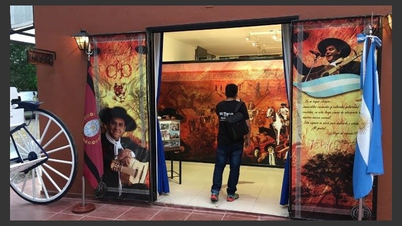 El local explota la imagen del popular cantante de folklore. 