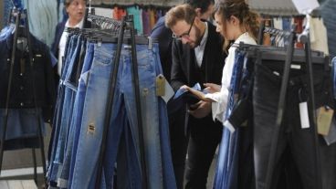 Un visitante examina la muestra de un jean en el Salón Denim Première Vision de París.