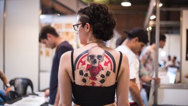 Tatuajes de gran nivel se pudieron observar en el evento. "Aún sin terminar", aclaró la joven antes de posar. (Alan Monzón/Rosario3.com)